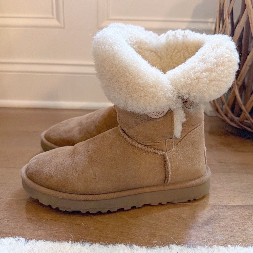 UGG Women's Bailey Button Boot Sherpa Chestnut Brown Suede Size 6 EU37 Uggs
